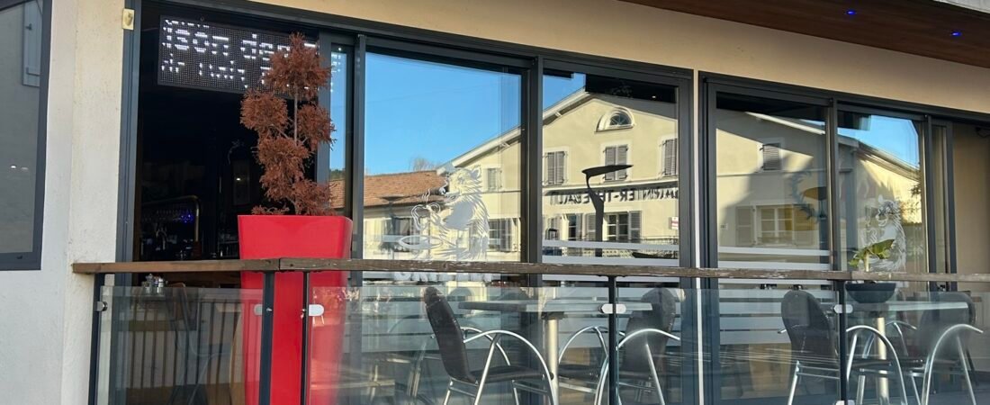 🏆 Top des meilleures tables pour la tarte flambée à Gérardmer⭐ COUP DE CŒUR – 🐻 Le Grizzly – GérardmerL’adresse incontournable de Gérardmer. Si vous ne devez en retenir qu’une, c’est celle-là. Le Grizzly est LA référence locale pour la tarte flambée : pâte fine et croustillante, garniture généreuse avec des produits du terroir vosgien, et une ambiance montagnarde chaleureuse qui donne immédiatement envie de revenir. Que vous soyez de passage pour le week-end ou en séjour prolongé dans les Vosges, une soirée au Grizzly s’impose absolument. Les habitués ne jurent que par lui, et les touristes en repartent conquis.📍 Gérardmer | ⭐ Le favori des locaux et des visiteurs | 🕐 Renseignez-vous pour les horaires actuels