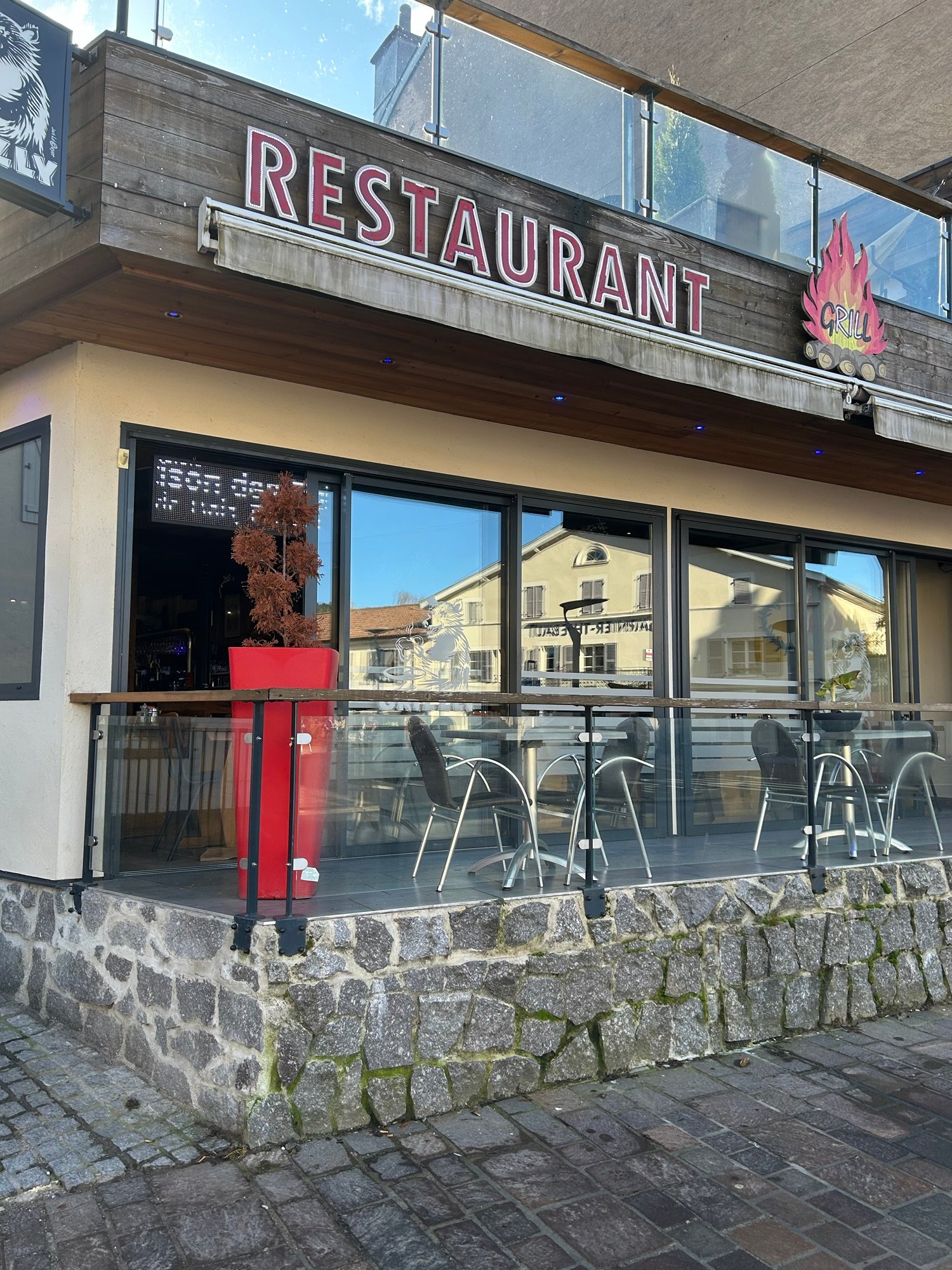 🏆 Top des meilleures tables pour la tarte flambée à Gérardmer⭐ COUP DE CŒUR – 🐻 Le Grizzly – GérardmerL’adresse incontournable de Gérardmer. Si vous ne devez en retenir qu’une, c’est celle-là. Le Grizzly est LA référence locale pour la tarte flambée : pâte fine et croustillante, garniture généreuse avec des produits du terroir vosgien, et une ambiance montagnarde chaleureuse qui donne immédiatement envie de revenir. Que vous soyez de passage pour le week-end ou en séjour prolongé dans les Vosges, une soirée au Grizzly s’impose absolument. Les habitués ne jurent que par lui, et les touristes en repartent conquis.📍 Gérardmer | ⭐ Le favori des locaux et des visiteurs | 🕐 Renseignez-vous pour les horaires actuels