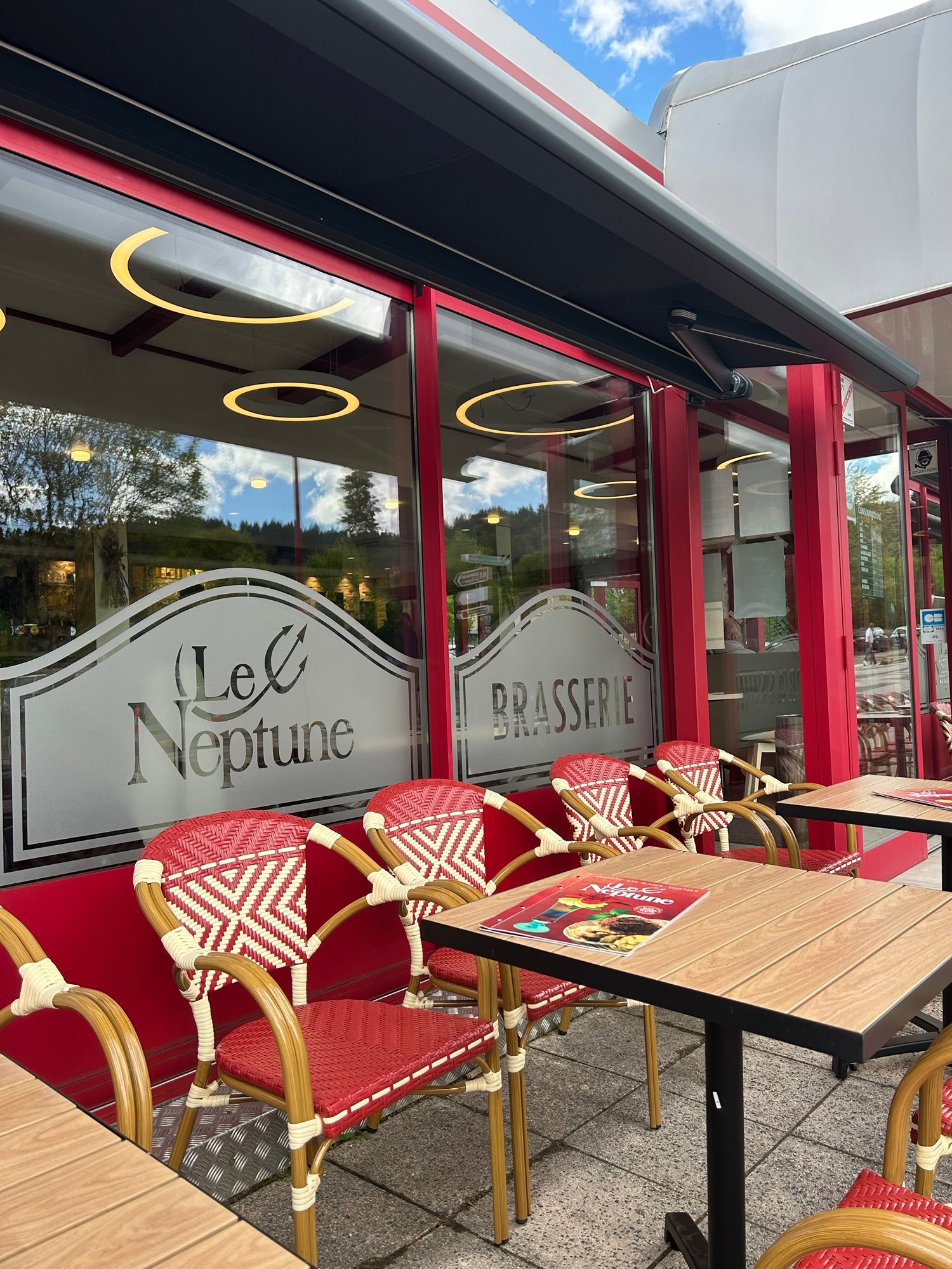 🍽️ Top 5 Restaurants pour Manger la Tarte Flambée à Gérardmer et dans les VosgesPar guidevosgesgerardmer.com – Gastronomie vosgienne
